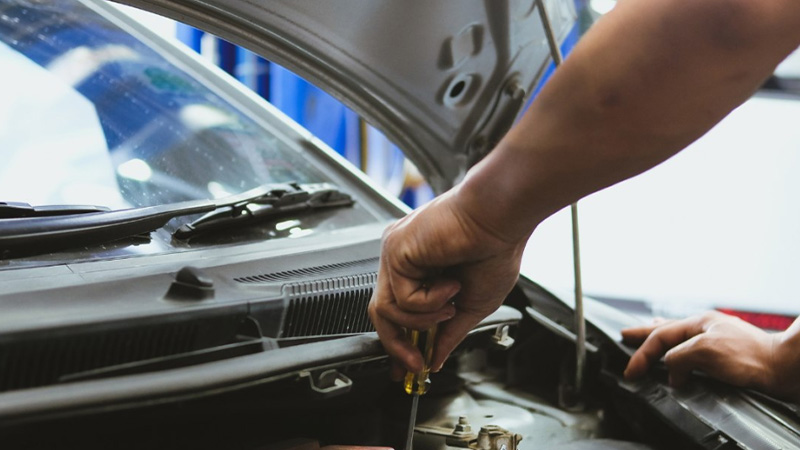 Comment changer la batterie de sa voiture en toute sécurité ?
