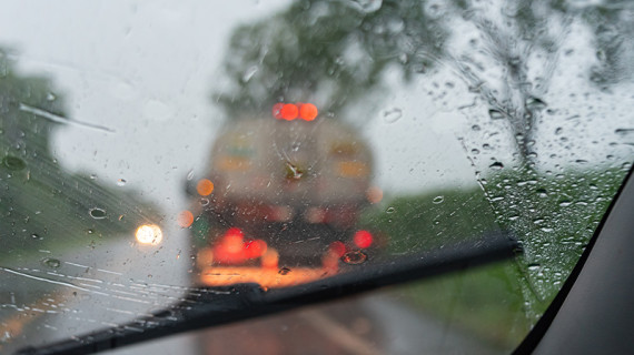 Conduite sous la pluie dans les DOM : 7 règles à suivre