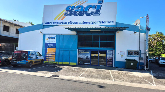 Devanture de l’agence SACI Basse-Terre en Guadeloupe, spécialisée en pièces détachées auto et poids lourds