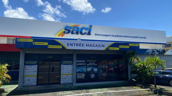 Devanture de l’agence SACI Jarry à Baie-Mahault en Guadeloupe, spécialisée en pièces détachées auto et poids lourds