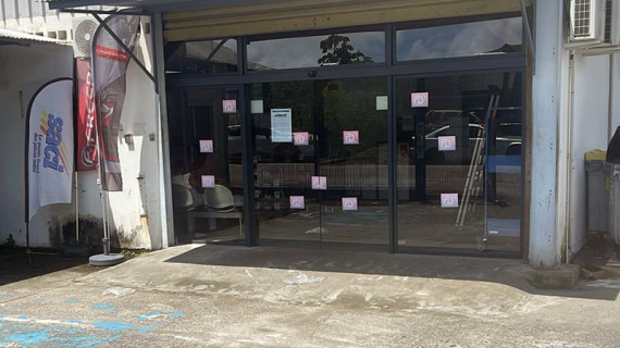 Devanture de l’agence SACI Collery à Cayenne en Guyane, spécialisée en pièces détachées automobiles