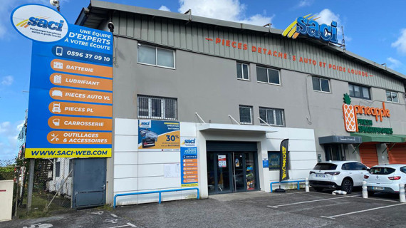 Façade de l’agence SACI Le Lamentin en Martinique, spécialiste en pièces détachées auto et poids lourds