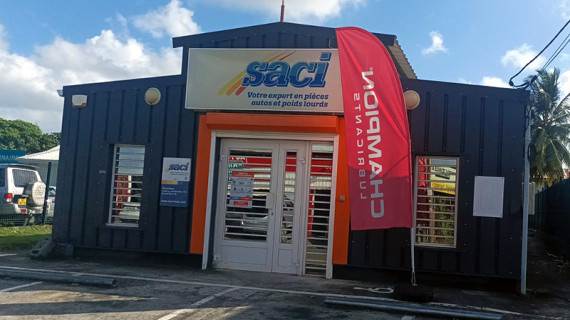 Façade de l’agence SACI Rivière-Salée en Martinique, spécialiste en pièces détachées auto et poids lourds