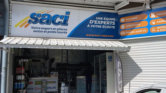 Façade de l’agence SACI Schoelcher en Martinique, spécialisée en pièces détachées auto et poids-lourds