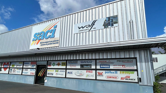 Façade de l’agence SACI Le Port – Vente de pièces auto et poids lourds à la Réunion
