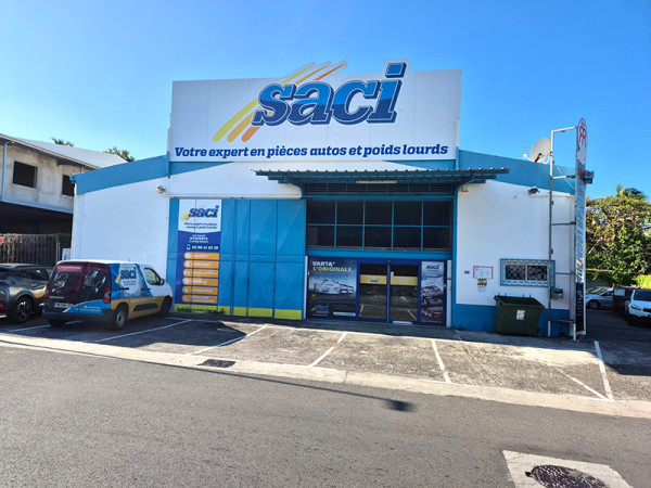 Devanture de l’agence SACI Basse-Terre en Guadeloupe, spécialisée en pièces détachées auto et poids lourds