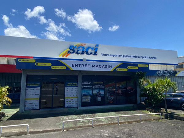 Devanture de l’agence SACI Jarry à Baie-Mahault en Guadeloupe, spécialisée en pièces détachées auto et poids lourds
