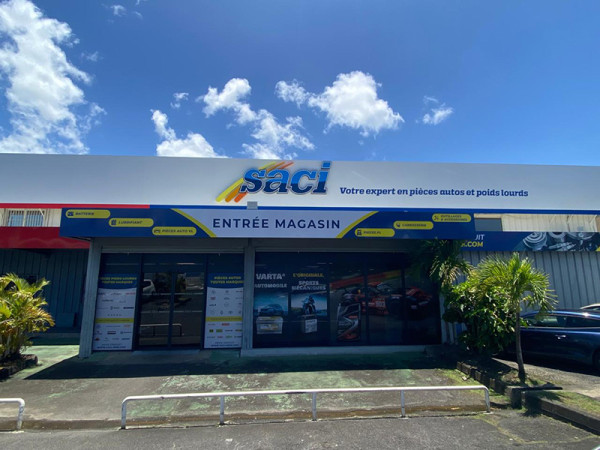 Devanture de l’agence SACI Jarry à Baie-Mahault en Guadeloupe, spécialisée en pièces détachées auto et poids lourds