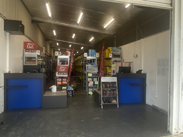Intérieur de l’agence SACI Sainte-Rose avec comptoir d’accueil et pièces automobiles