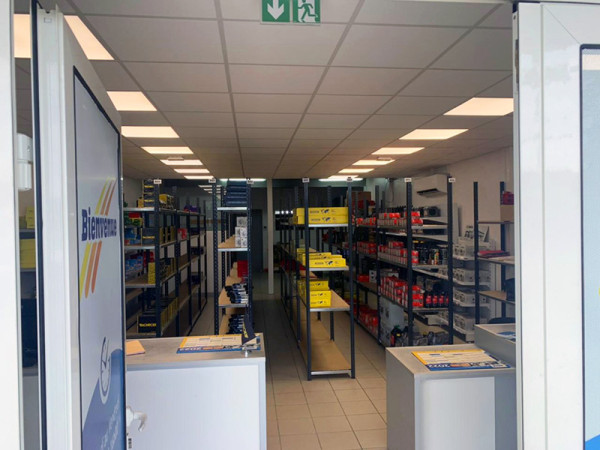 Intérieur de l’agence SACI Baduel à Cayenne avec comptoir d’accueil et rayonnage de pièces détachées