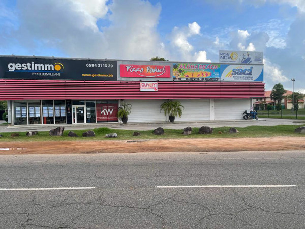 Façade de l’agence SACI Baduel à Cayenne en Guyane, spécialiste en pièces détachées pour véhicules