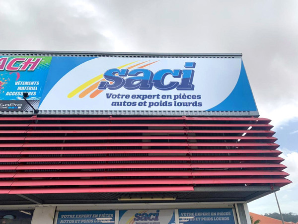 Façade de l’agence SACI Baduel à Cayenne en Guyane, spécialiste en pièces détachées pour véhicules