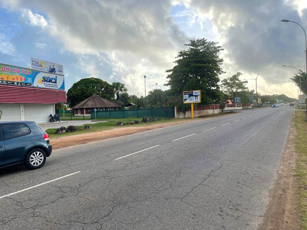 Façade de l’agence SACI Baduel à Cayenne en Guyane, spécialiste en pièces détachées pour véhicules