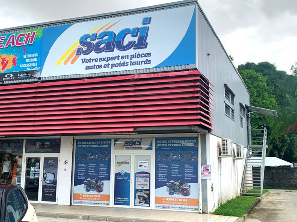 Façade de l’agence SACI Baduel à Cayenne en Guyane, spécialiste en pièces détachées pour véhicules