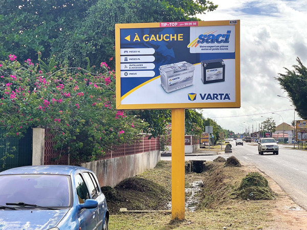 Panneau de signalisation indiquant la direction de l’agence SACI Baduel à Cayenne en Guyane