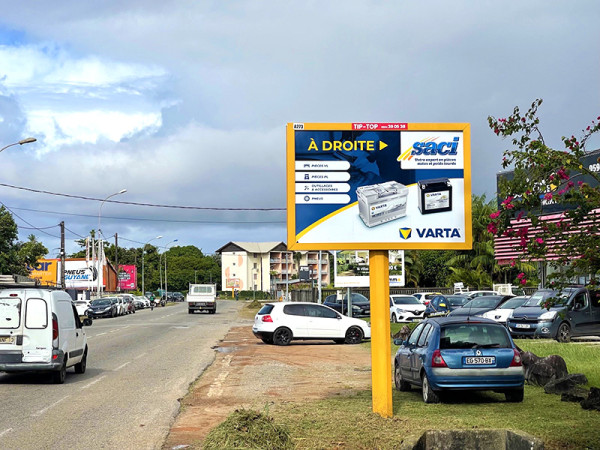 Panneau de signalisation indiquant la direction de l’agence SACI Baduel à Cayenne en Guyane