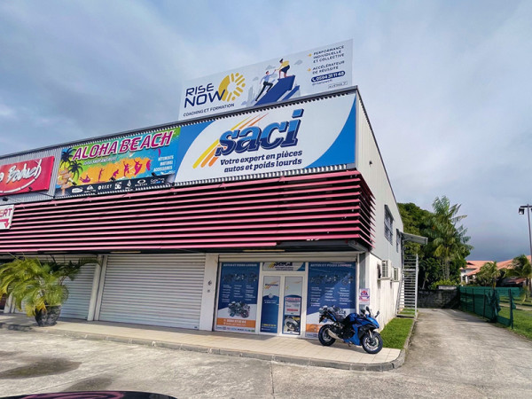 Façade de l’agence SACI Baduel à Cayenne en Guyane, spécialiste en pièces détachées pour véhicules