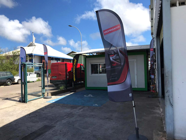 Devanture de l’agence SACI Collery à Cayenne en Guyane, spécialisée en pièces détachées automobiles