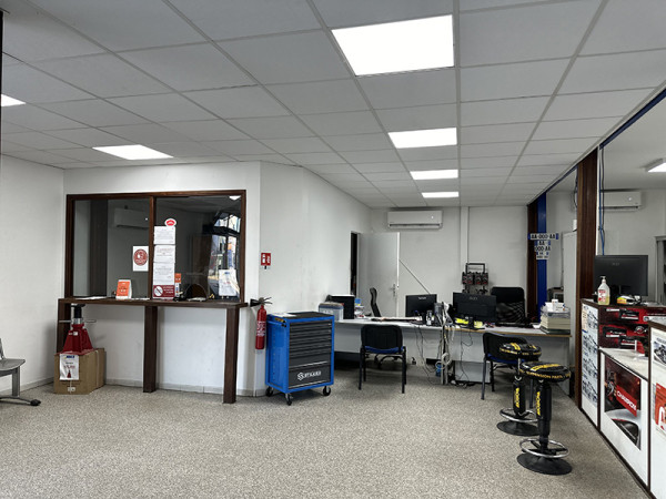 Intérieur de l’agence SACI Collery à Cayenne spécialiste en pièces auto et poids lourds