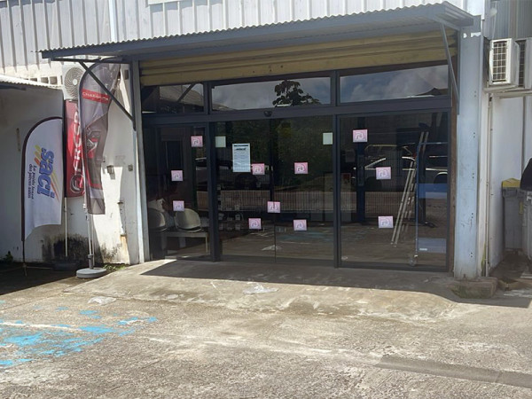 Devanture de l’agence SACI Collery à Cayenne en Guyane, spécialisée en pièces détachées automobiles