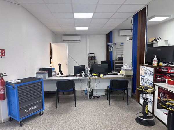 Intérieur de l’agence SACI Collery à Cayenne spécialiste en pièces auto et poids lourds