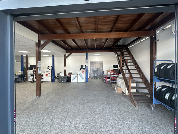 Intérieur de l’agence SACI Collery à Cayenne spécialiste en pièces auto et poids lourds