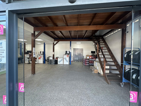 Intérieur de l’agence SACI Collery à Cayenne spécialiste en pièces auto et poids lourds