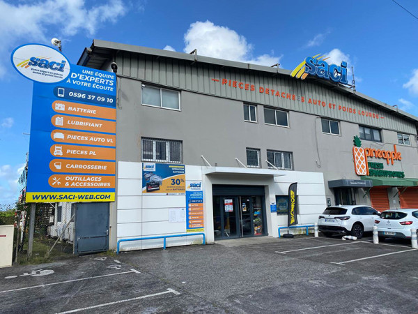 Façade de l’agence SACI Le Lamentin en Martinique, spécialiste en pièces détachées auto et poids lourds