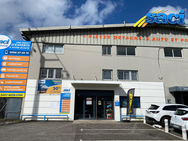 Façade de l’agence SACI Le Lamentin en Martinique, spécialiste en pièces détachées auto et poids lourds