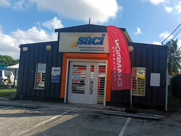 Façade de l’agence SACI Rivière-Salée en Martinique, spécialiste en pièces détachées auto et poids lourds