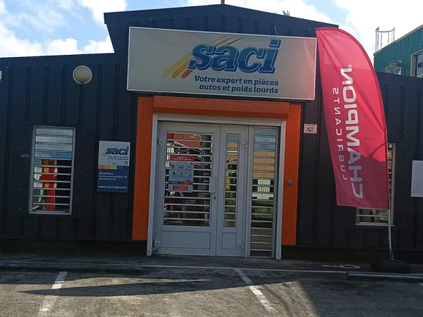 Façade de l’agence SACI Rivière-Salée en Martinique, spécialiste en pièces détachées auto et poids lourds