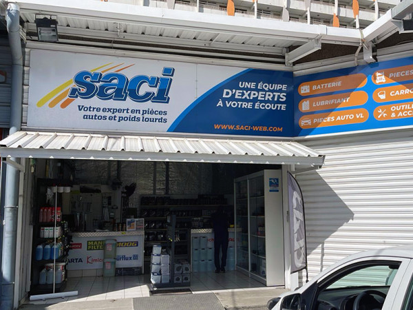 Façade de l’agence SACI Schoelcher en Martinique, spécialisée en pièces détachées auto et poids-lourds