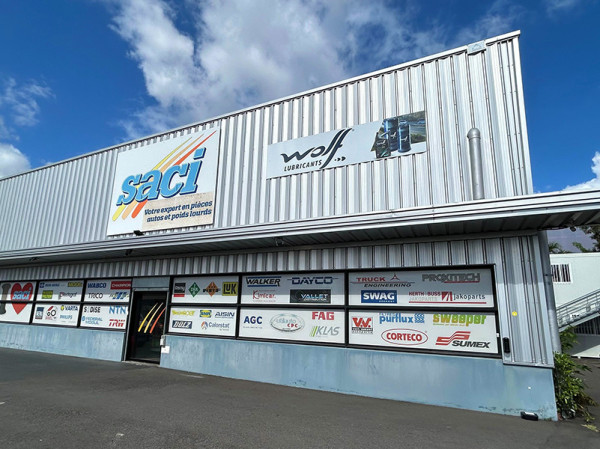 Façade de l’agence SACI Le Port – Vente de pièces auto et poids lourds à la Réunion