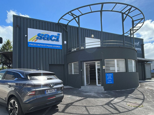 Façade de l’agence SACI Saint-Denis– Vente de pièces auto et poids lourds à la Réunion